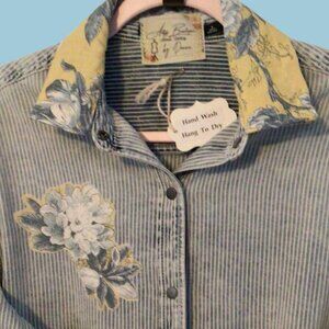 size Medium. Measures 22 inches across the armpits. 36.5 inches long.